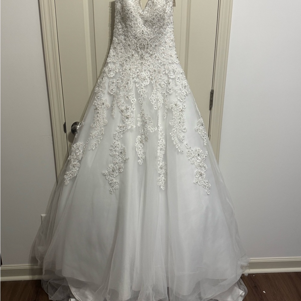 Elegant White Lace Wedding Dress Never Worn